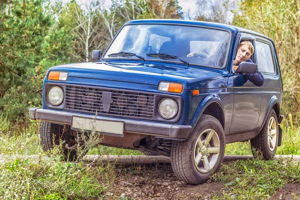 Suv na sujeira — Fotografia de Stock