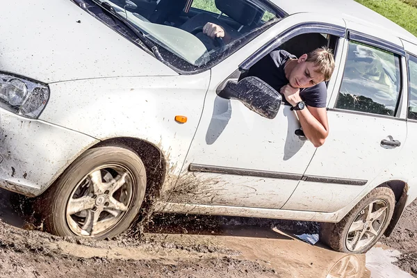 O carro na lama — Fotografia de Stock