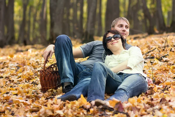 La coppia in un bosco di autunno — Foto Stock