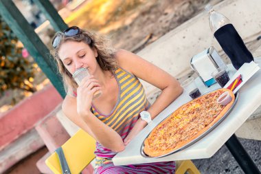 genç kadın ve pizza