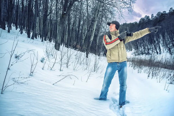 O fotógrafo na floresta de inverno — Fotografia de Stock