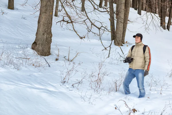 O fotógrafo na floresta de inverno — Fotografia de Stock
