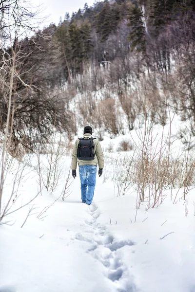 Homem sai na floresta de inverno — Fotografia de Stock