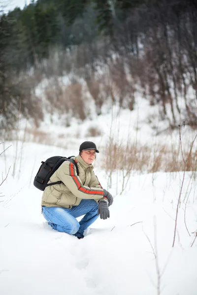 O homem na floresta de inverno — Fotografia de Stock