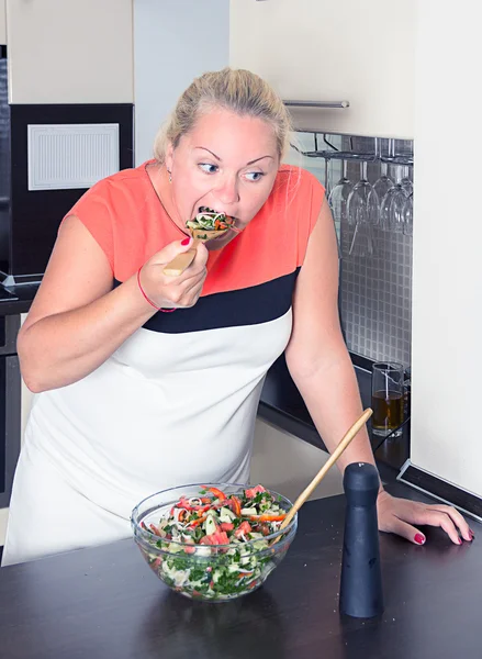 A woman eats salad — Stock Photo, Image