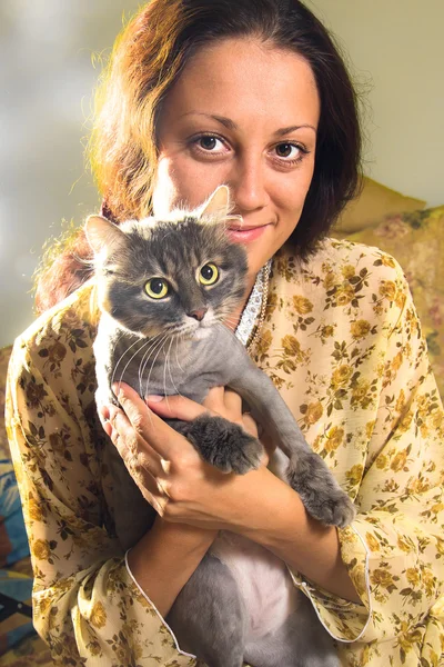 Νεαρή γυναίκα με μια γάτα Royalty Free Εικόνες Αρχείου