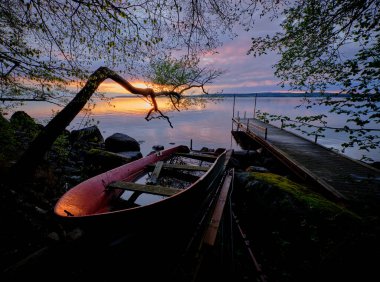Tekne karada ve iskelede gün batımında