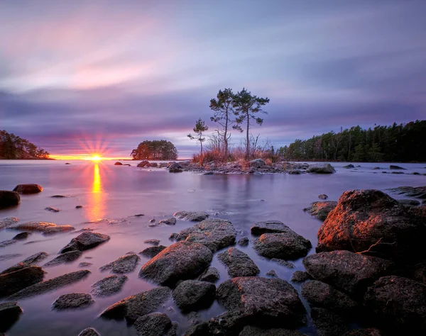 Gölün üzerinde uzun süre güneş batar.