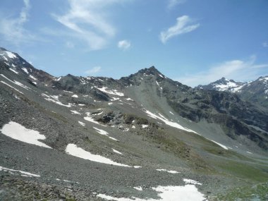 Metinleriniz için kopya alanı olan İtalyan Alpleri 'ndeki bir dağ manzarası
