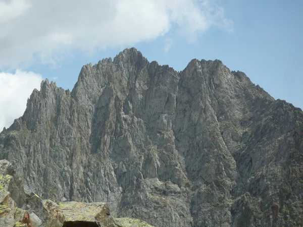 イタリアアルプスの山のパノラマの景色をテキストのコピースペースで見る ストック写真