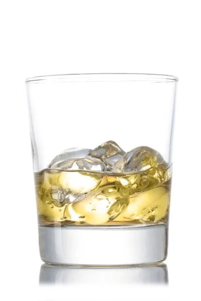 威士忌杯 冰块与白色背景隔离 有剪贴路径 并为文本复制空间 — 图库照片