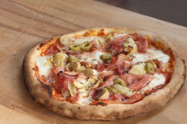 Tahta masada taze lezzetli pizza.