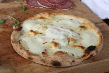 Tahta bir masada mozzarella peynirli pizza. 