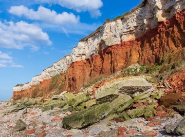 Norfolk, İngiltere 'deki Old Hunstanton' daki kırmızı ve beyaz katmanlı kayalıklardaki erozyon sonucu tehlikeli bir kaya düştü.