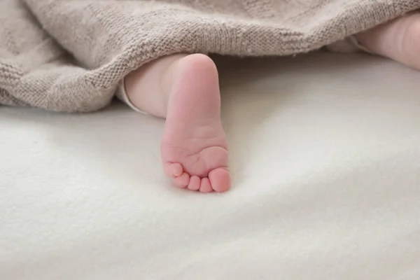 Nahaufnahme Von Kleinen Babyfuß Unter Decke — Stockfoto