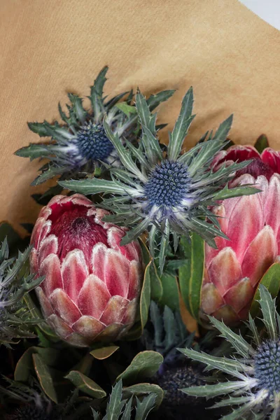 Sul Africano Protea Flor Eryngium Buquê Flores Papel Embrulho — Fotografia de Stock
