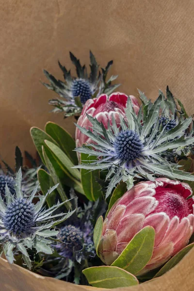 Bunga Protea Afrika Selatan Dan Buket Bunga Eryngium Dalam Kertas — Stok Foto