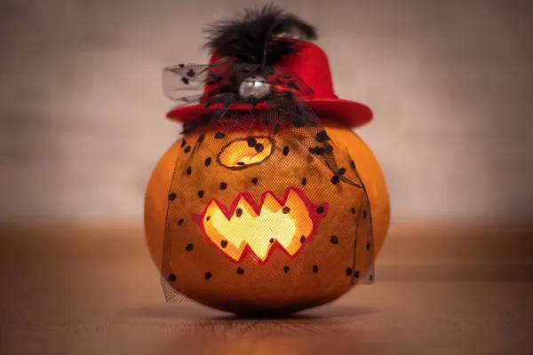 Félszemű Tökfej Kalapban Hálóval Halloweenkor Égő Gyertyával — Stock Fotó