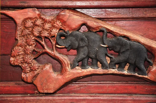 Tallado en madera de elefante —  Fotos de Stock