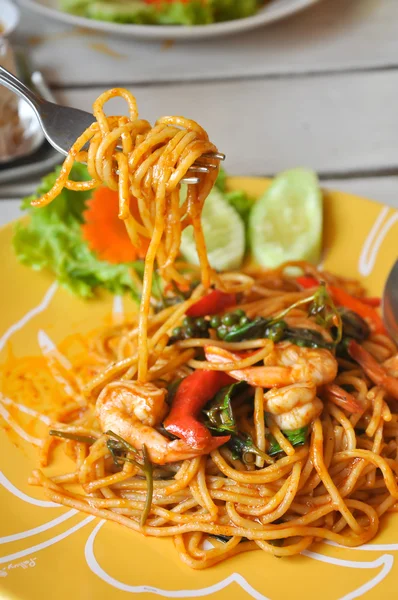 Rühren gebratene würzige Spaghetti mit Garnelen — Stockfoto