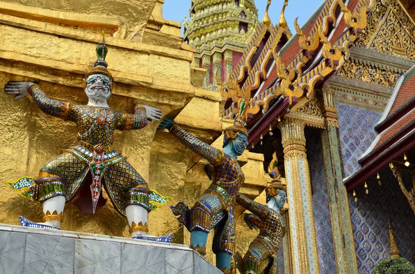 Géant debout autour de la pagode . — Photo