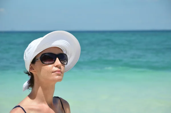 Girl on tropical island — Stock Photo, Image