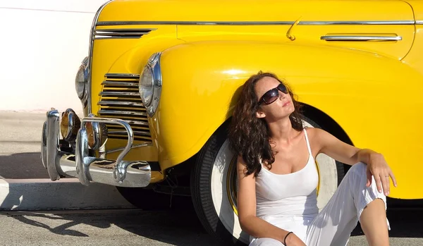 Women with yellow car — Stock Photo, Image
