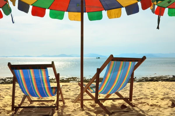 Twee stoelen van de vakantie — Stockfoto