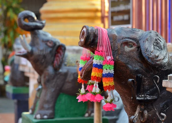 Cerdo con guirnalda flores falsas — Foto de Stock