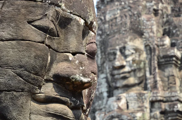 バイヨン寺院カンボジアに直面します。 — ストック写真