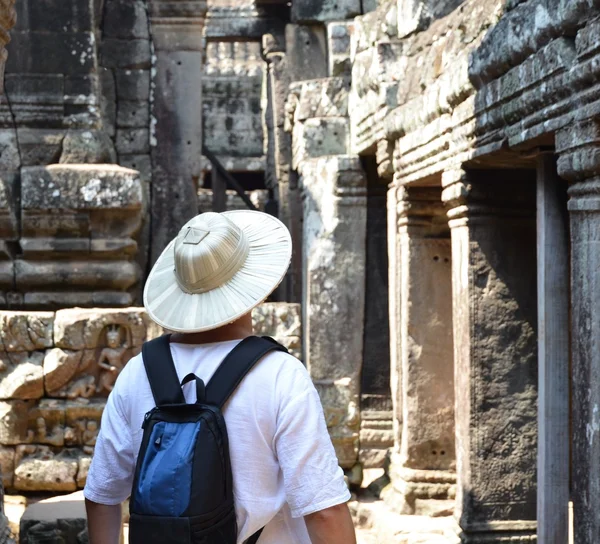 Man in bayon temple cambodia — Stock Photo, Image