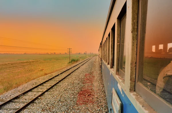 Поезд восхода солнца — стоковое фото