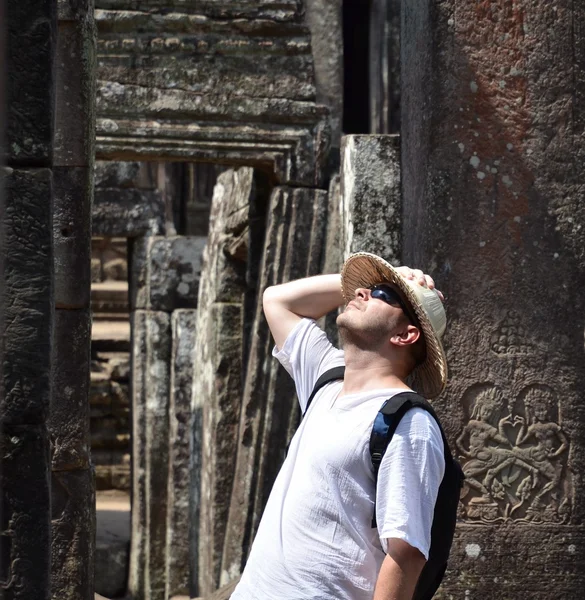 Uomo in Bayon tempio cambogia — Foto Stock