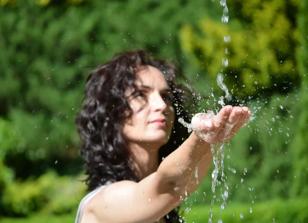 Mujer feliz lavándose las manos bajo el agua —  Fotos de Stock