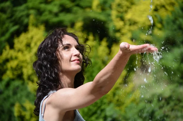 Glad kvinna tvätta handen under vatten — Stockfoto
