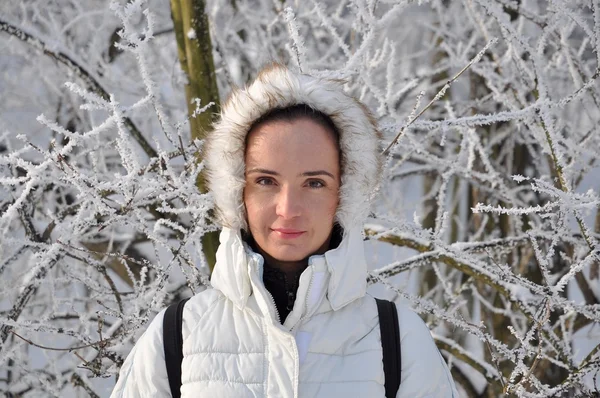 Frostige Frau im Winter — Stockfoto