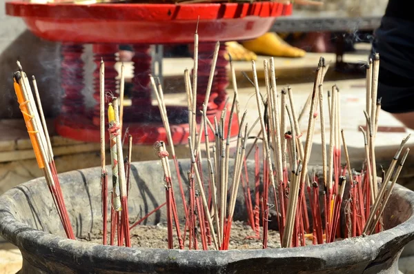 Paus de joss vermelhos queimam no templo — Fotografia de Stock