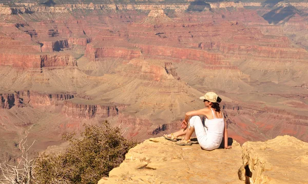 Απολαμβάνοντας το πανέμορφο τοπίο του grand canyon — Φωτογραφία Αρχείου