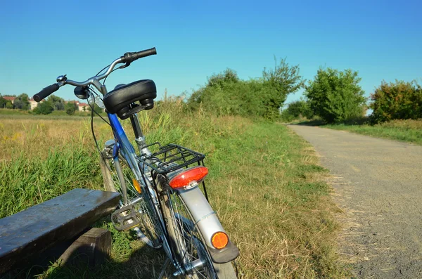 Cykel med en bänk — Stockfoto