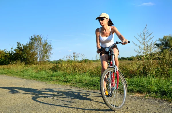 女孩骑自行车 — 图库照片