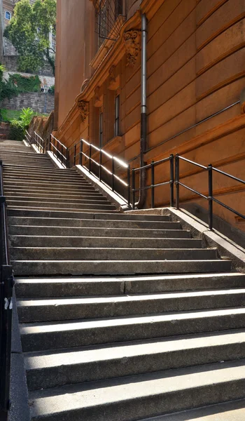Sten trappor i gamla staden budapest — Stockfoto