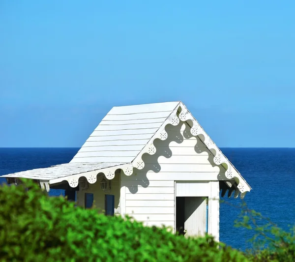 White house on beach — Stock Photo, Image