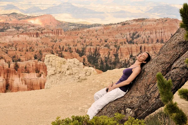 Nő a bryce canyon — Stock Fotó