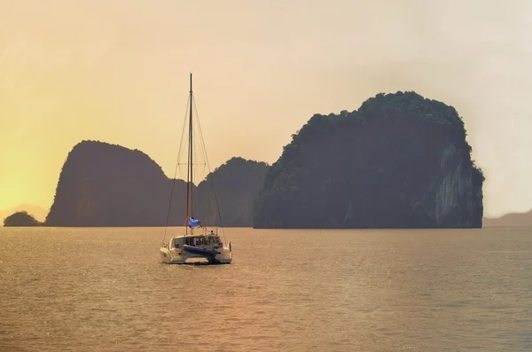 ライジングサン タイをボートします。 — ストック写真