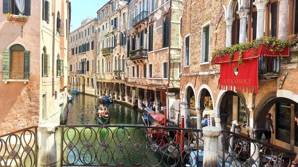 Veneza Itália Dezembro 2020 Itália Gondolier Carrega Pessoas Gôndola Estreito Imagens De Bancos De Imagens