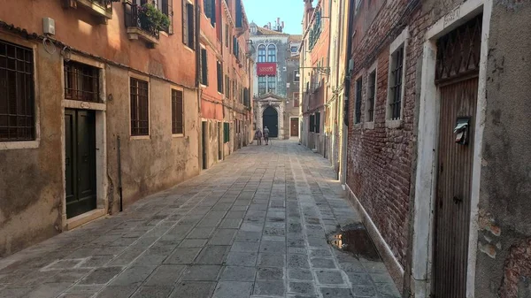 2021年4月19日 意大利威尼斯 老人穿着病毒在卡西诺附近的街道上行走 — 图库照片