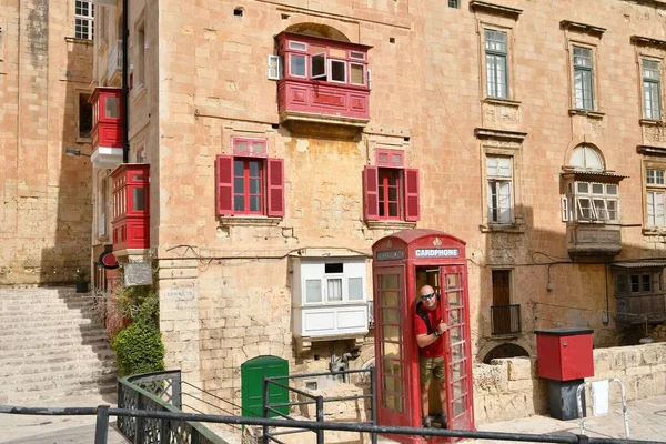 Homme Dans Une Cabine Téléphonique Traditionnelle Anglaise Rouge Valette Malte — Photo