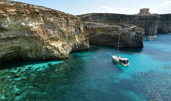Ilha Comino Com Falésias Barcos Turísticos Mar Azul Fotos De Bancos De Imagens