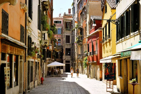 Venise Italie Décembre 2020 Une Femme Marche Dans Rue Historique — Photo