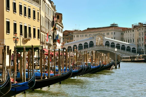 Venedig Italien Dezember 2020 Rialto Brücke Und Gondeln Auf Den — Stockfoto